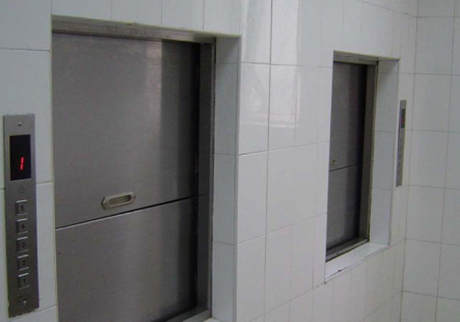 别再只用人工了!传菜电梯在效率和成本上的优势!