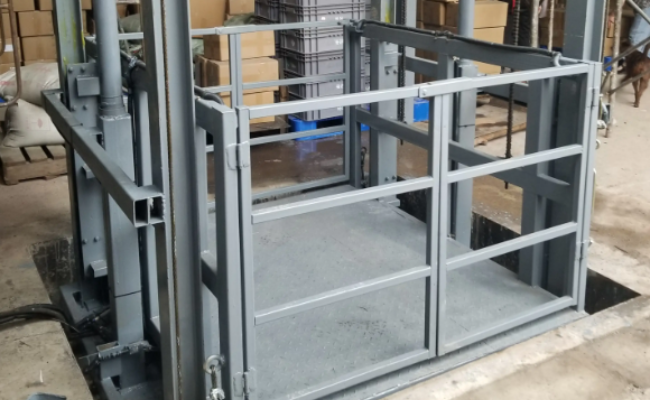 升降机在使用之前必须进行装置测试！‌